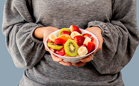 Fruta cortada y envasada en la oficina