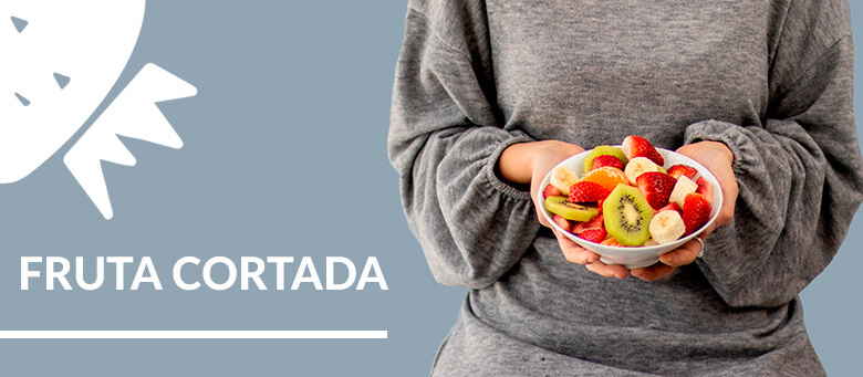 Fruta cortada y envasada en la oficina